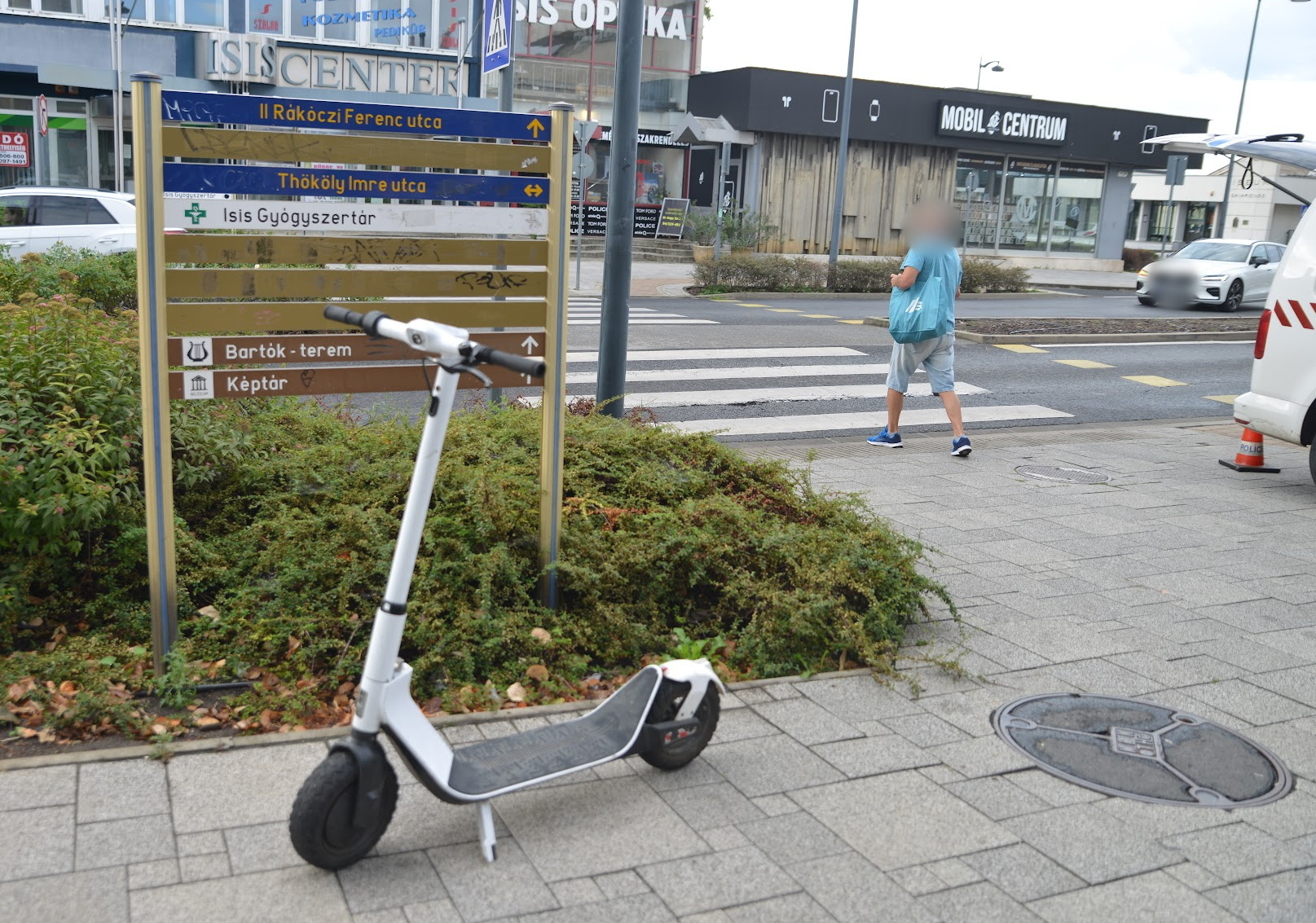 A rollerrel közlekedő fiú kisebb horzsolással megúszta a balesetet