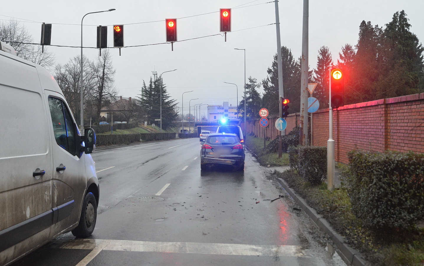 Ford hátuljának ütközött egy Volvo Szombathelyen - elhagyta a helyszínt az okozó