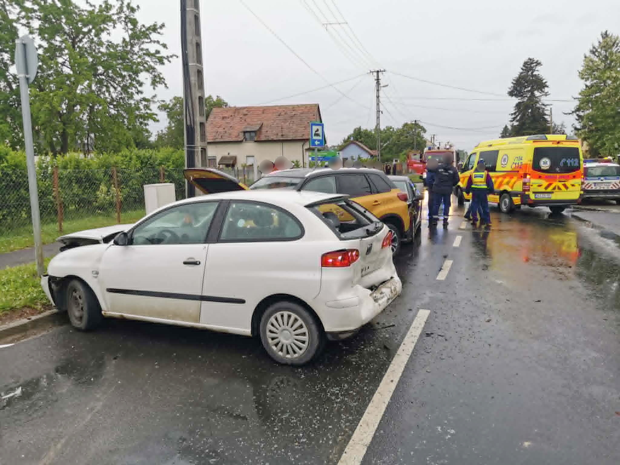 Nagy rombolást végzett egy Audi - a gázra lépett a fék helyett a sofőr