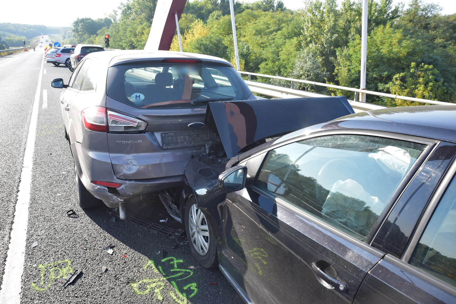 Fékezés nélkül hajtott álló Fordba egy VW a sárvári Nádasdy hídon - ketten megsérültek