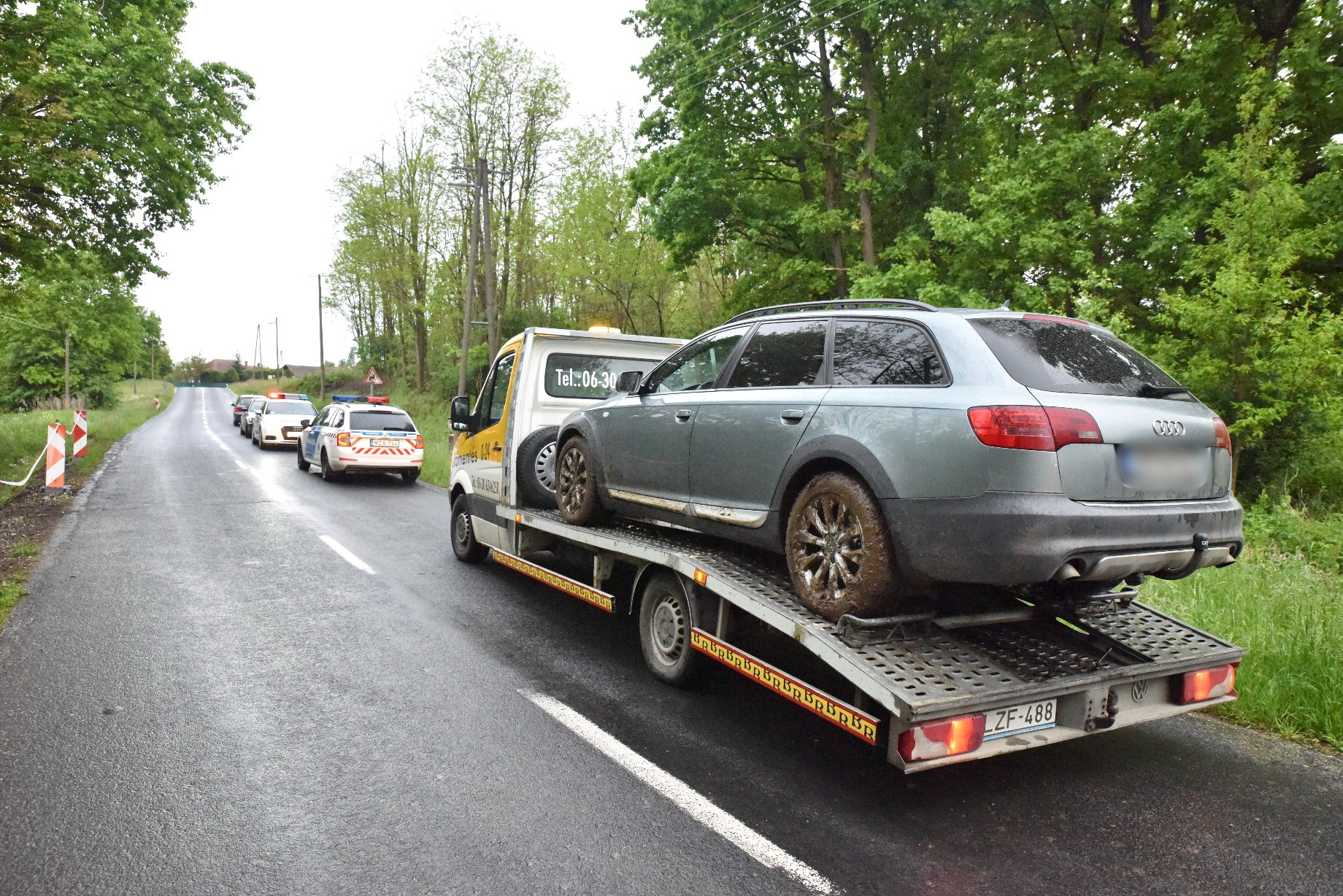 Peugeot lökött vizesárokba Audit a korábbi Kamaz baleset helyszínén