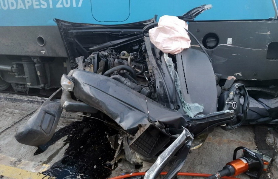 Halálos baleset Ikrény közelében - vonat elé hajtott egy Mazda