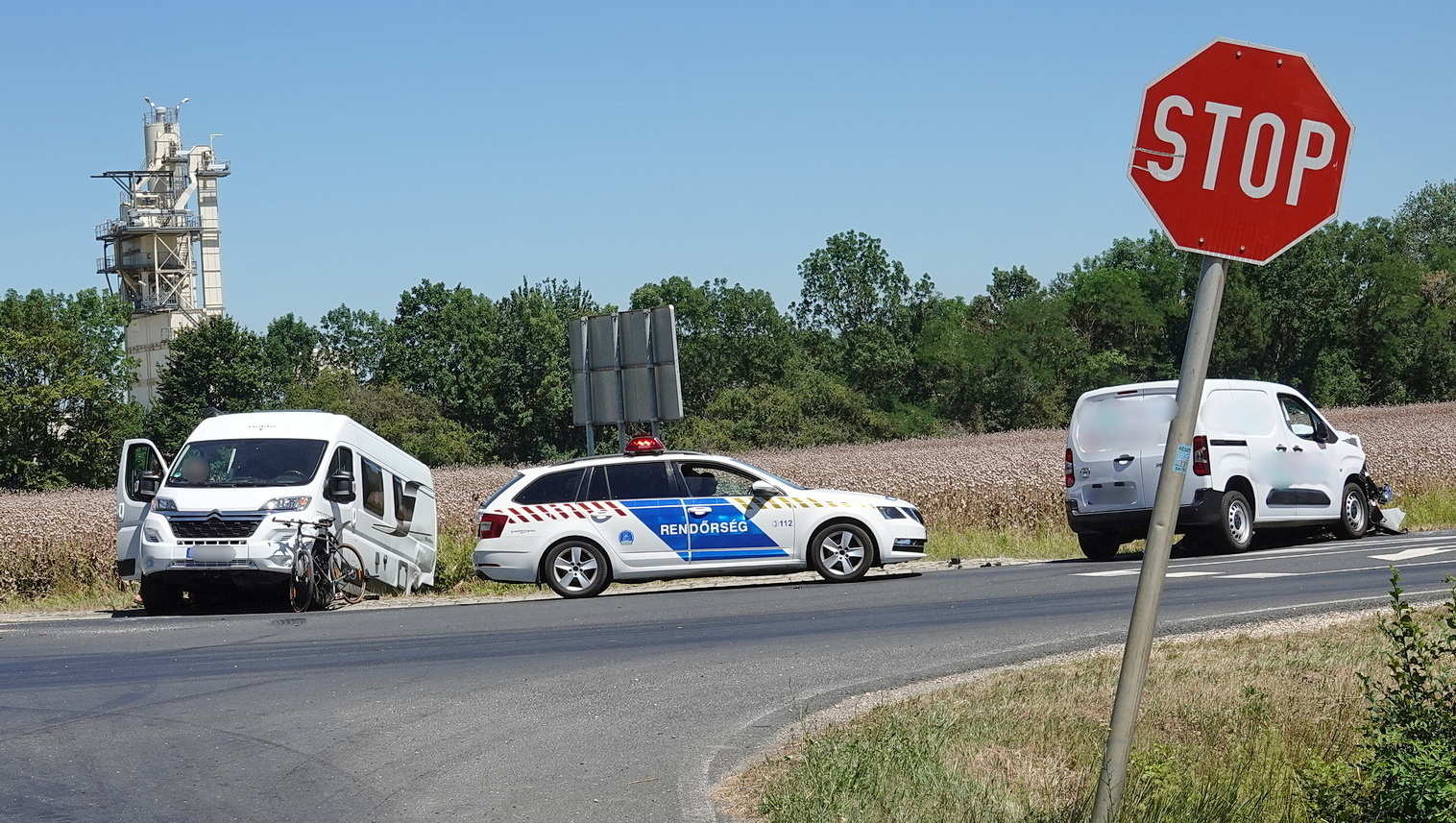 Citroen lakóautó hajtott Toyota furgon elé a 84-es főúton, a kelédi elágazóban