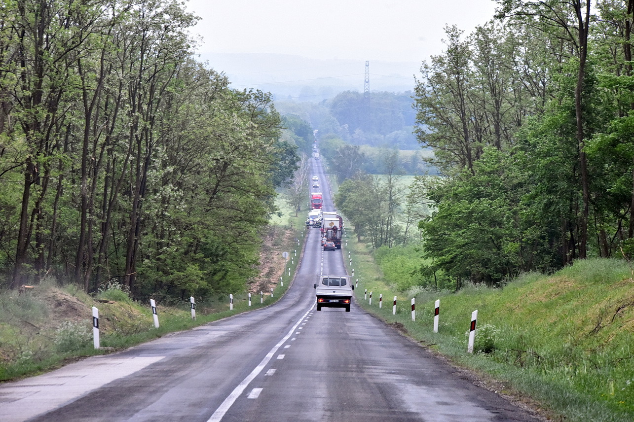 Az Opel áttért a szemközti sávba, árokba hajtott, majd a főúton, a tetejére fordulva állt meg  - Fotó: Tánczos Mihály
