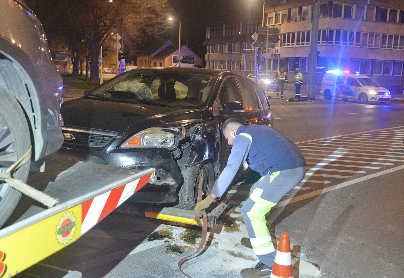 Jelzőlámpa oszlopát döntötte ki egy Ford a szombathelyi útkereszteződésben