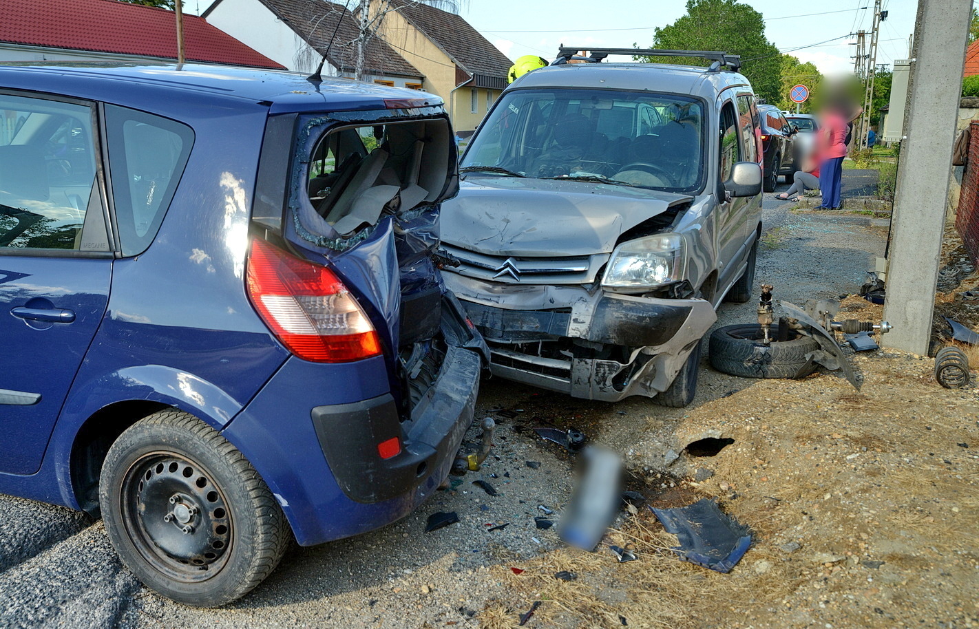 Citroen hajtott parkoló Renaultba a 834-es főúton, Nagysimonyi belterületén