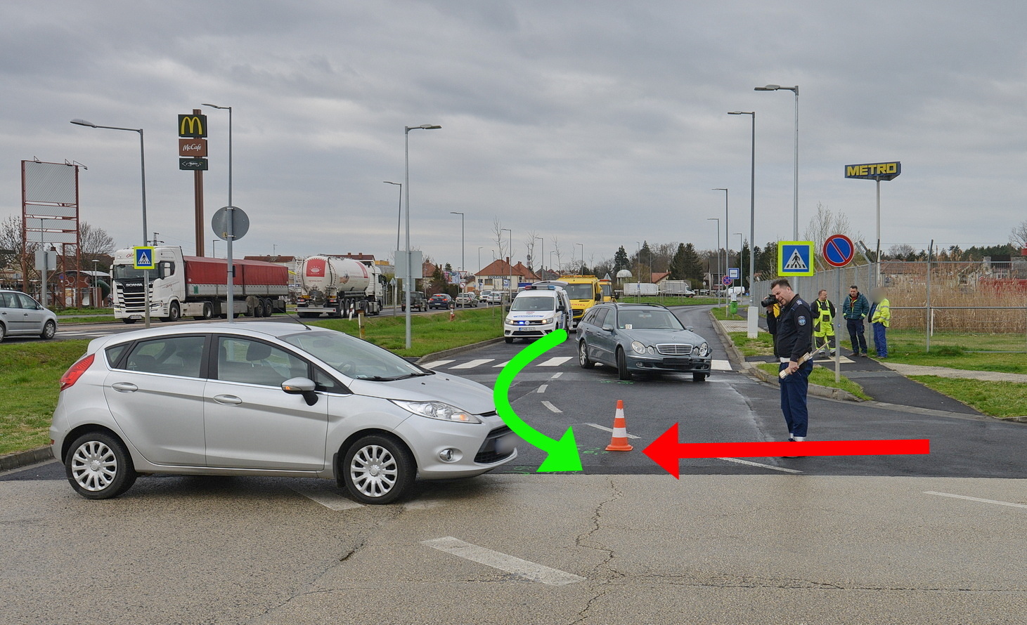 A kanyarban csúszott meg a Mercedes