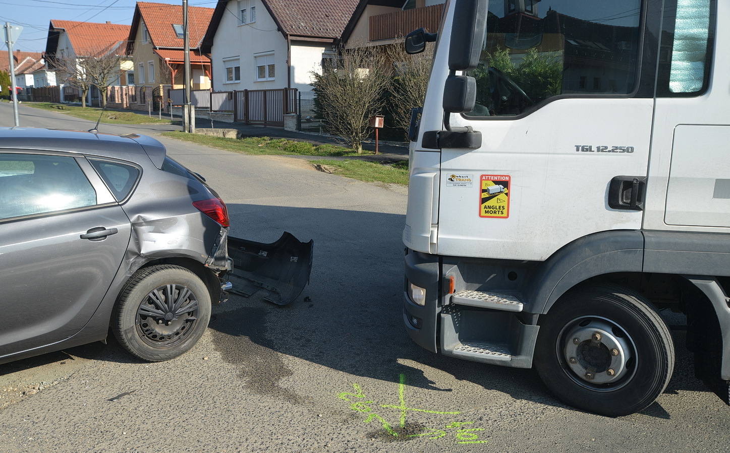 Egyik fél sem ismerte el a felelősségét a baleset okozásáért Toronyban - MAN kanyarodott Opel hátuljának