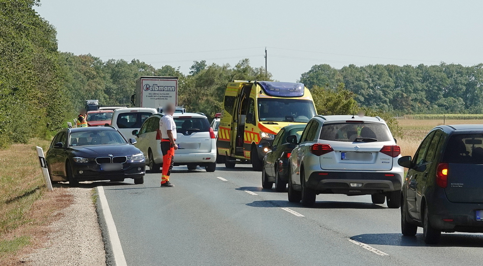 Áttért a felezővonalon és BMW-vel ütközött egy Opel a 87-es főúton - később rosszul lett a melegben az okozó