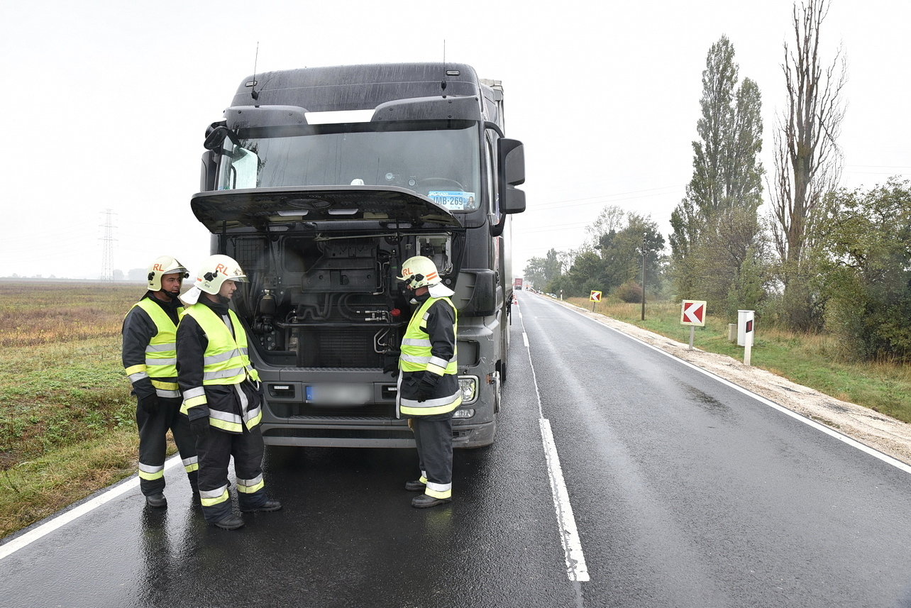 A lengyel kamion sofőrje nem látta a személyautót
