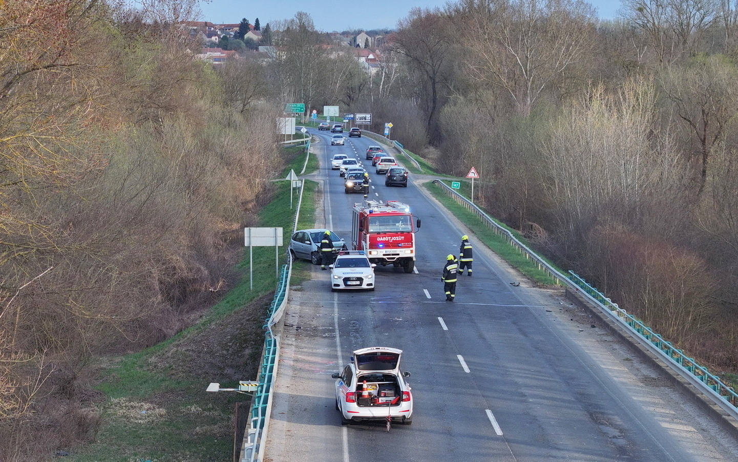 Súlyosan megsérült a fiatal sofőr a 8-ason, Vasvár közelében – Renault sodródott szalagkorlátnak