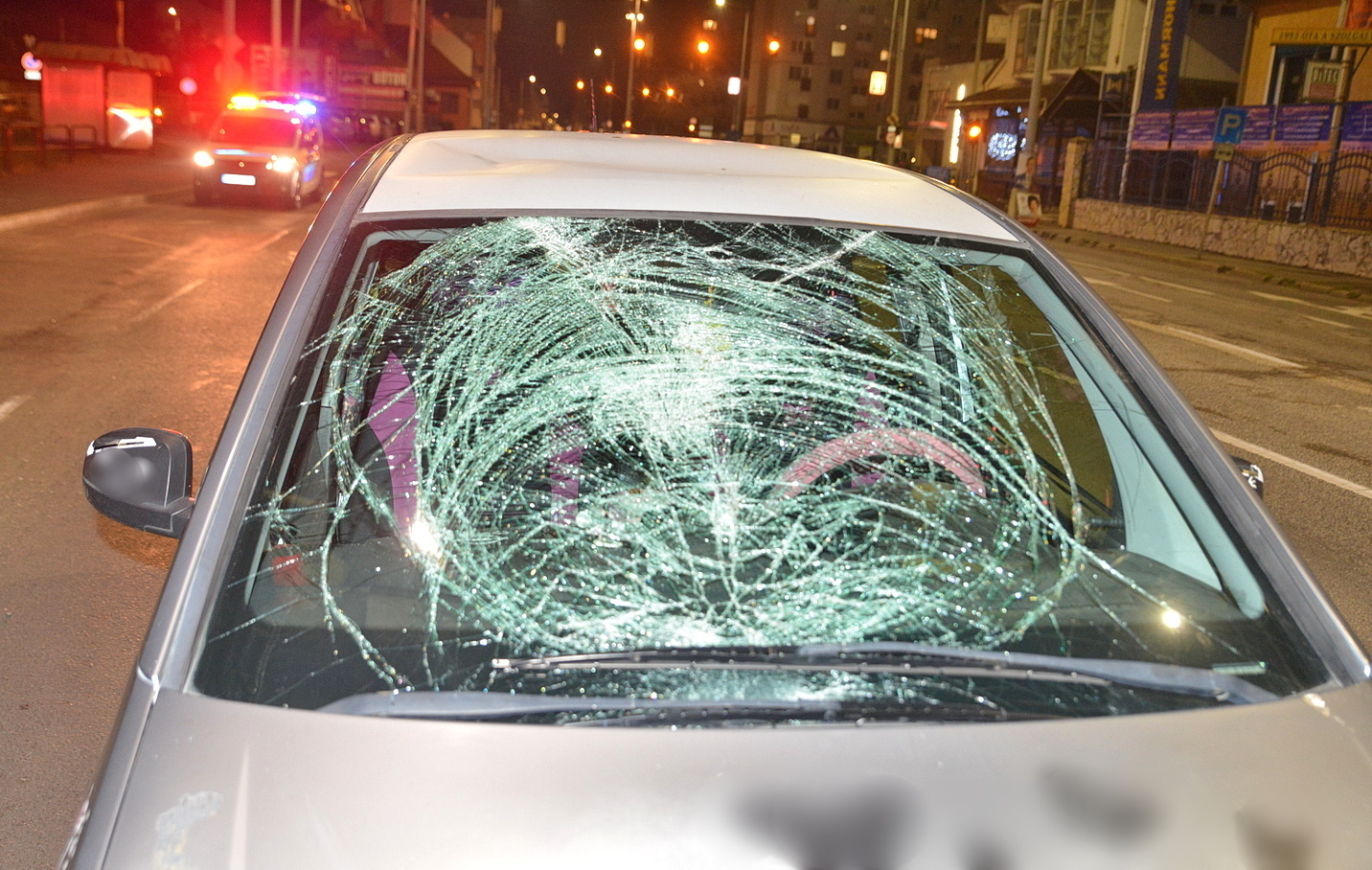 Egy csoportra figyelt az Opel sofőrje, amikor berobbant a szélvédő – súlyosan megsérült az elütött férfi Szombathelyen