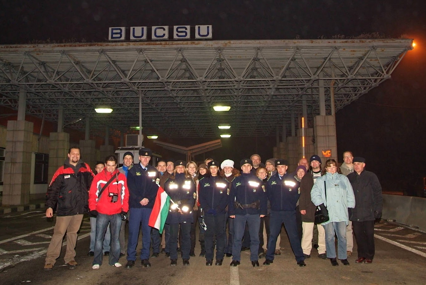 A határőrök búcsújához a bucsui határátkelőn civilek is csatlakoztak 2007. december 21-én Fotó: Tánczos Mihály