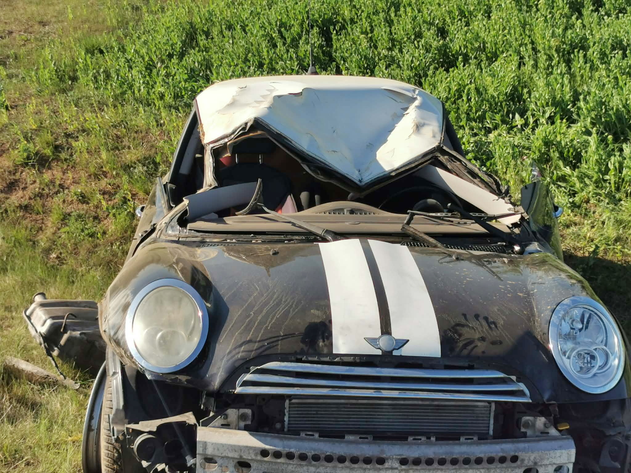 Árokba csapódott egy Mini az M86-os autóúton Vépnél - ketten megsérültek