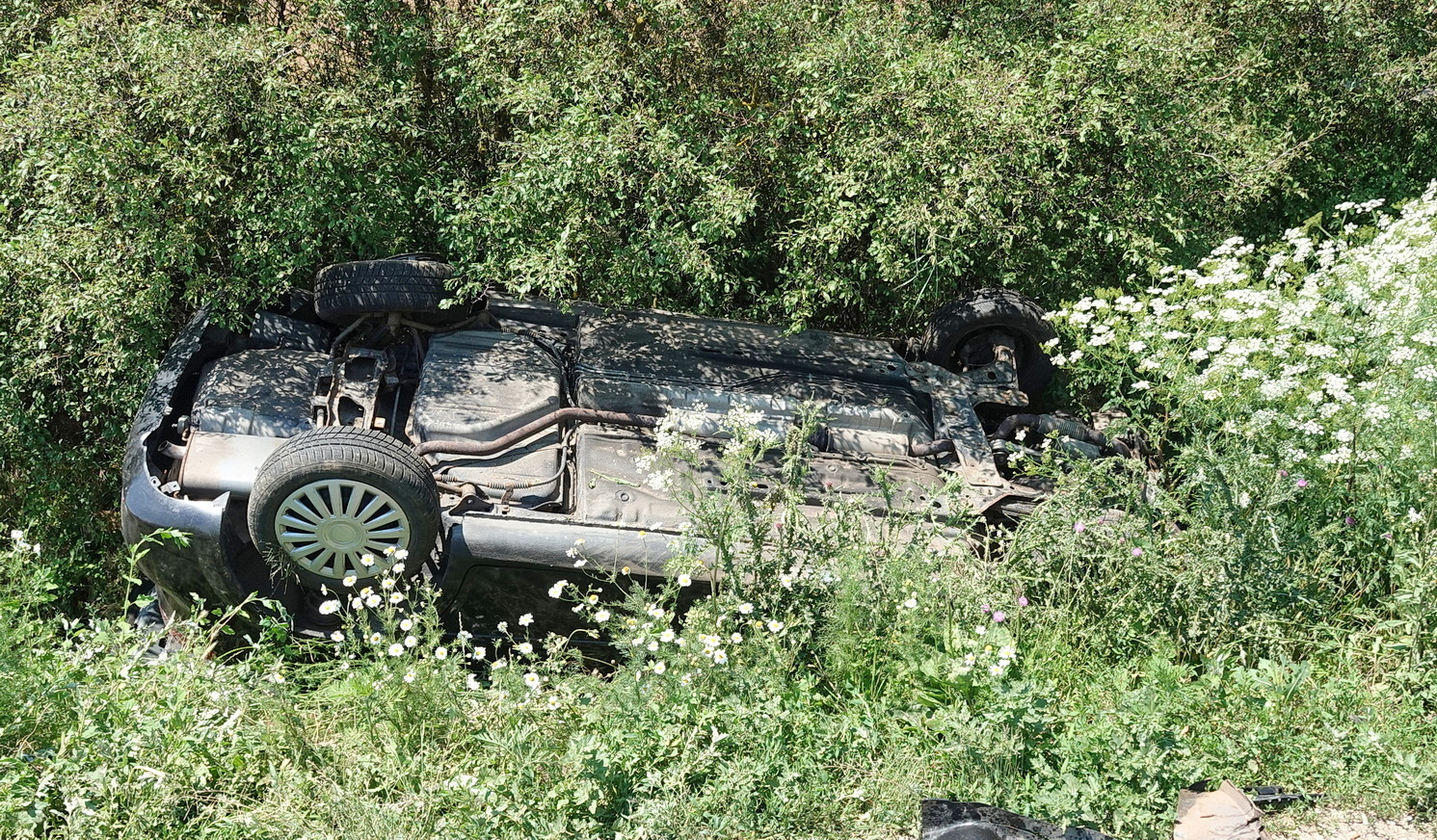 Levegőbe repült és a tetején állt meg egy Chevrolet Vép közelében - padkáról próbált menteni a sofőr