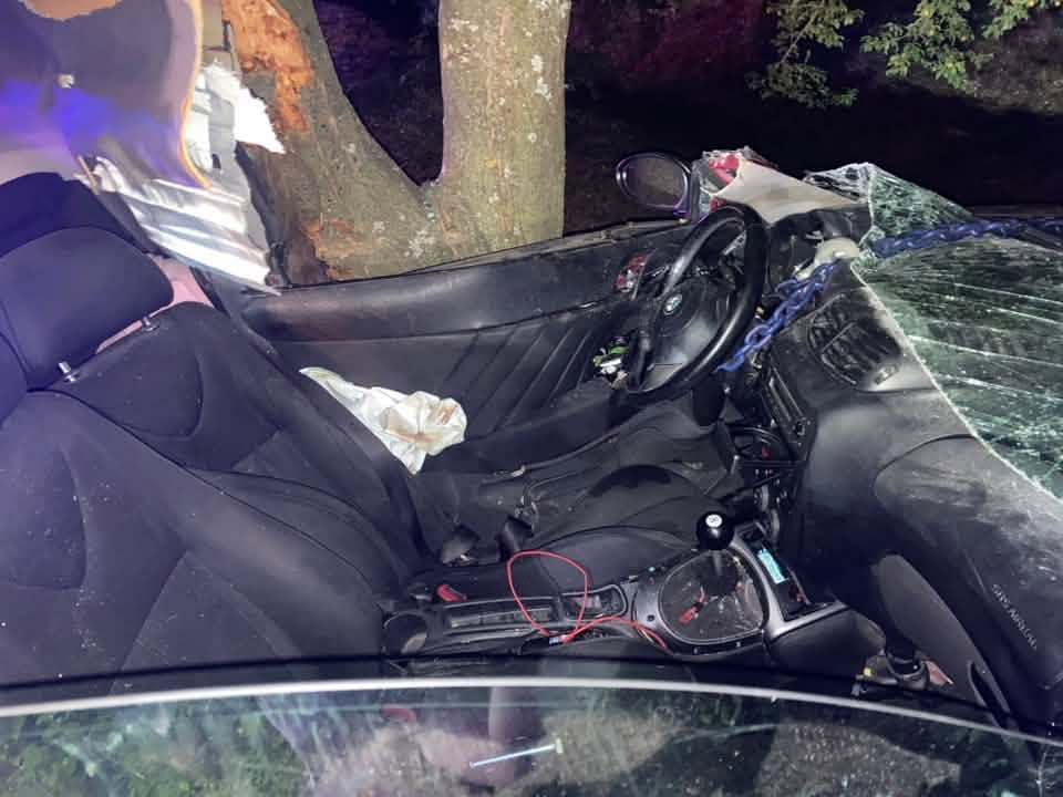 Fának csapódott egy Alfa Romeo Gyöngyösfaluban Fotó: N.L. / Olvasó