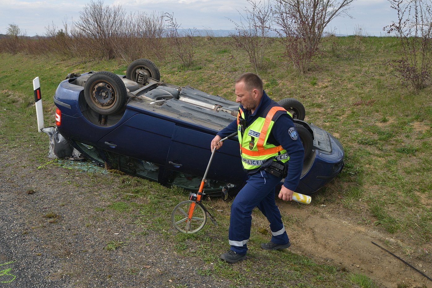 Felborult egy Skoda a 89-es főúton