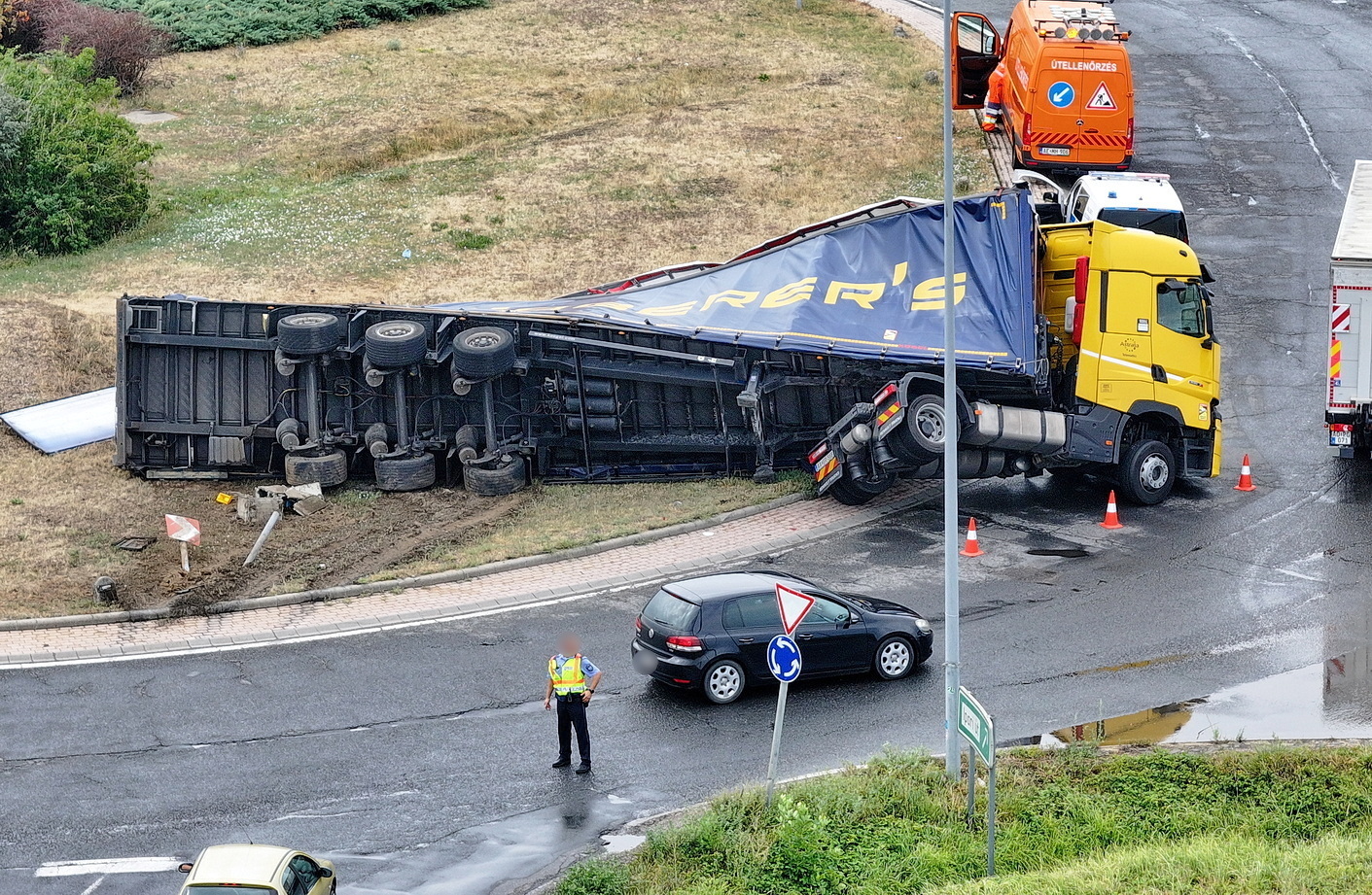 Megcsúszott a vizes úton és Alfa Romeo-t perdített a körforgalomba berobogó Renault kamion Szombathelyen