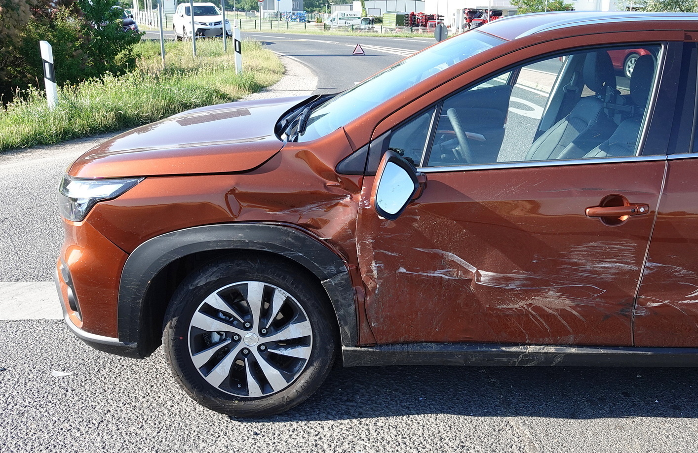 Vakációra induló család új Suzukijába hajtott bele egy Toyota a 88-as főúton, Sárvár közelében