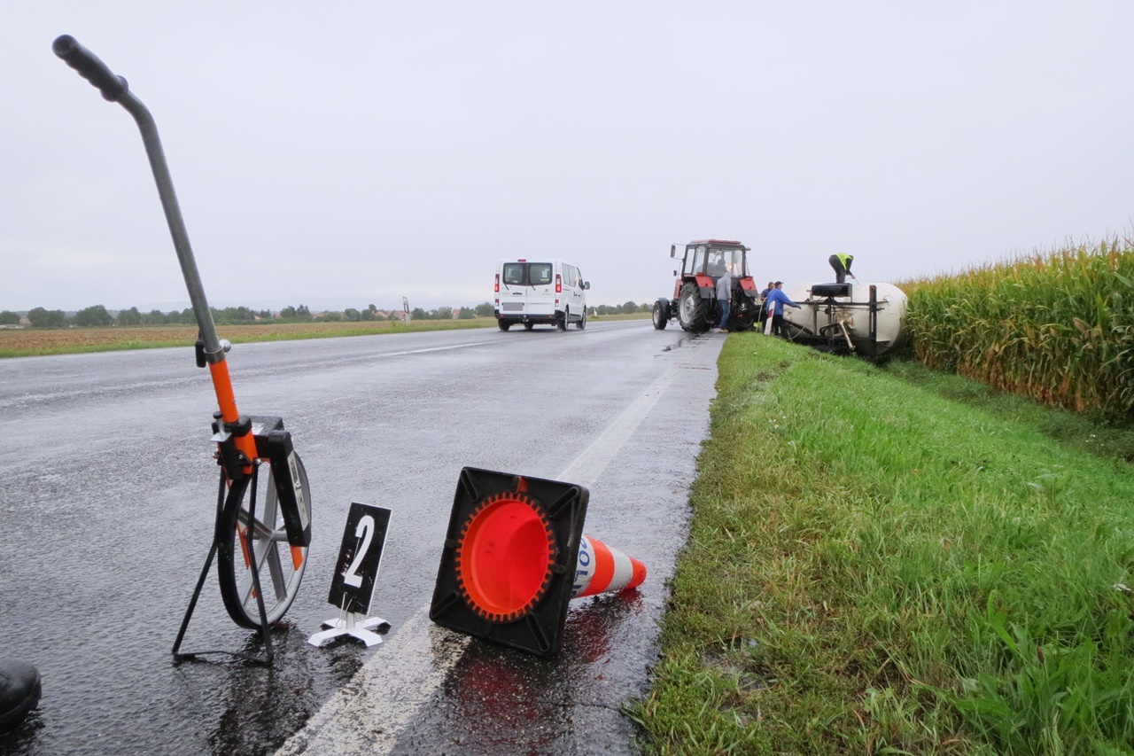 Traktort előzött, balesetet okozott egy rönkszállító a 86-oson