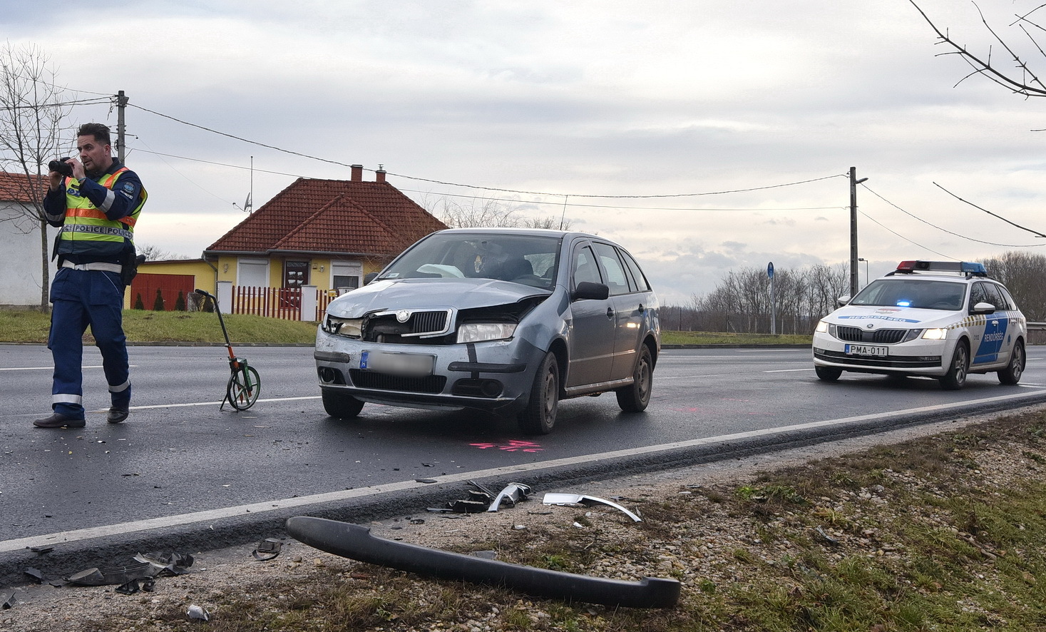 A főúton haladó Skoda vezetője jobbra kanyarodó autót előzött a kereszteződésben