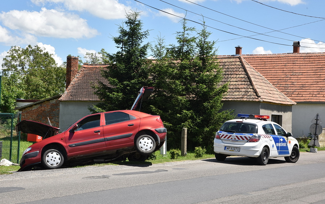 Vezetés közben csípte meg a sofőrt egy méh Lukácsházán