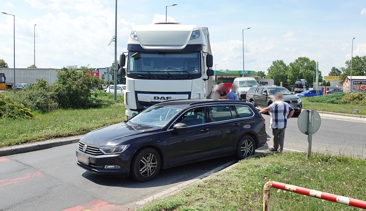 Belső sávból hajtott volna ki egy DAF kamion előtt egy VW a hírhedt szombathelyi körforgalomból