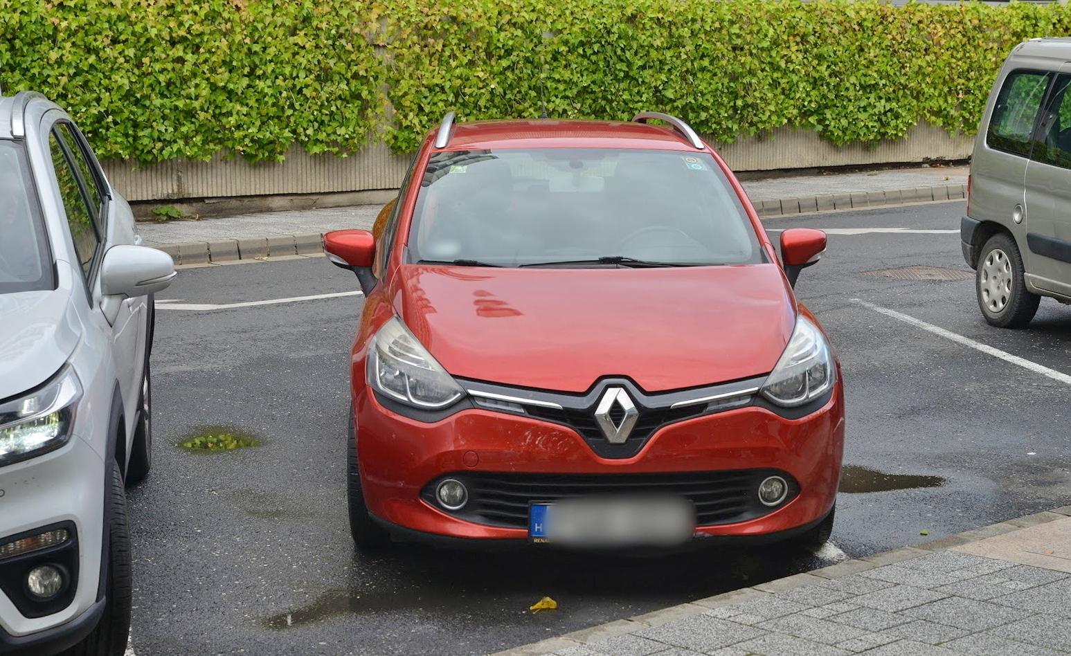 A Renault eleje éppen csak hozzáért az elektromos rollerrel elé guruló fiúhoz
