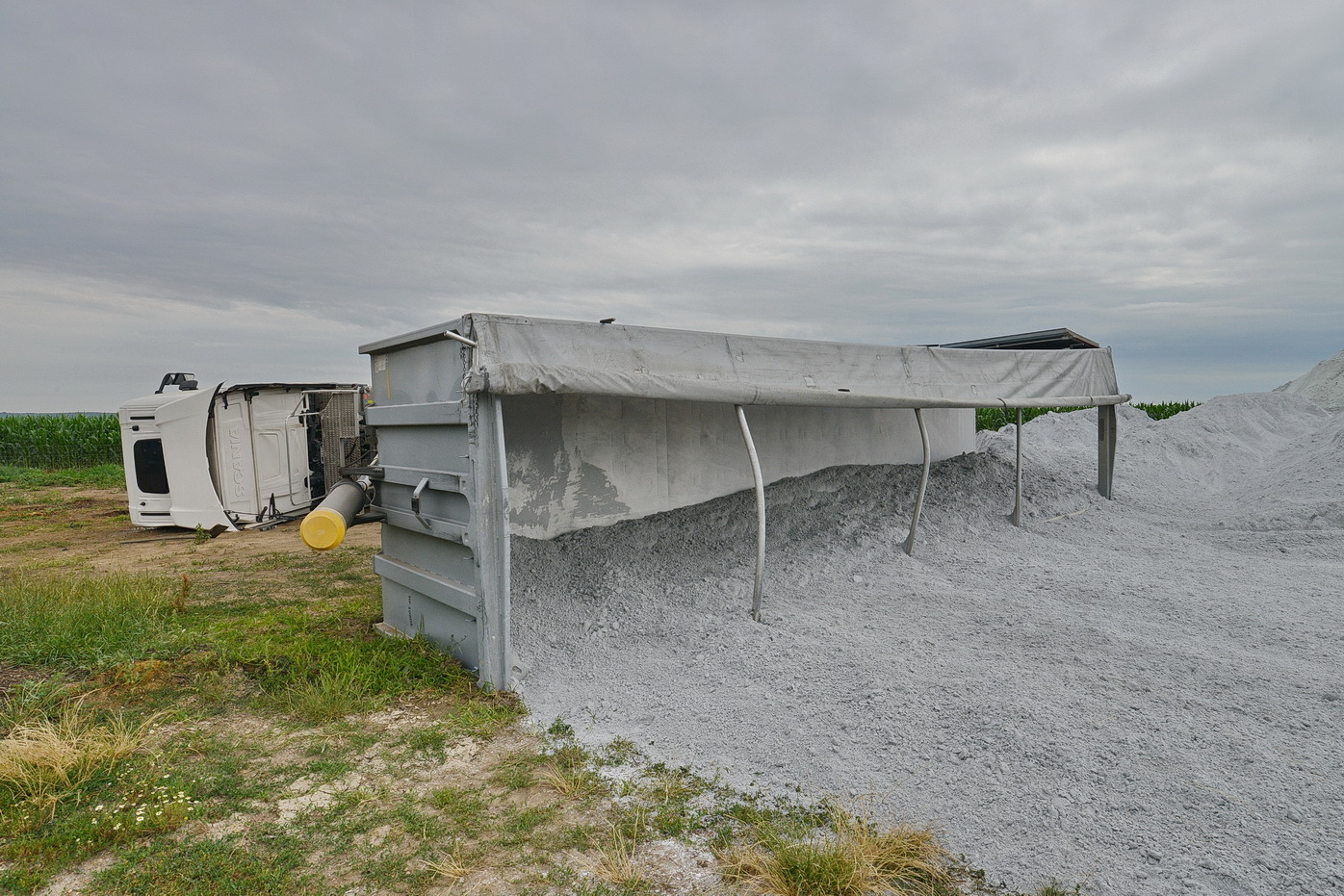 Az oldalára borult egy teherszállító Bucsu közelében, egy mezőgazdasági területen - Fotó: Tánczos Mihály
