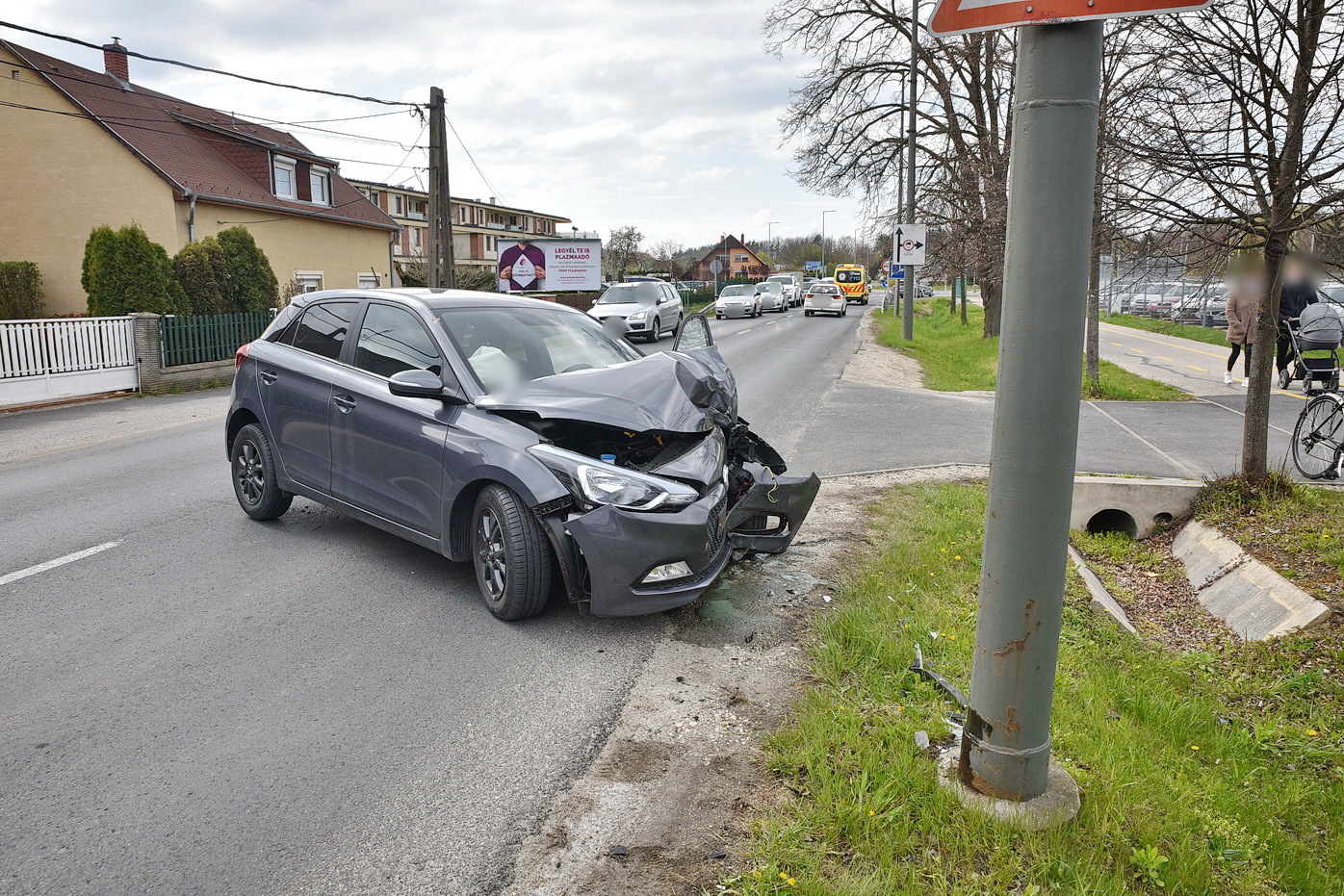 Ittas sofőr hajtott villanyoszlopnak Hyundai személyautóval Szombathelyen