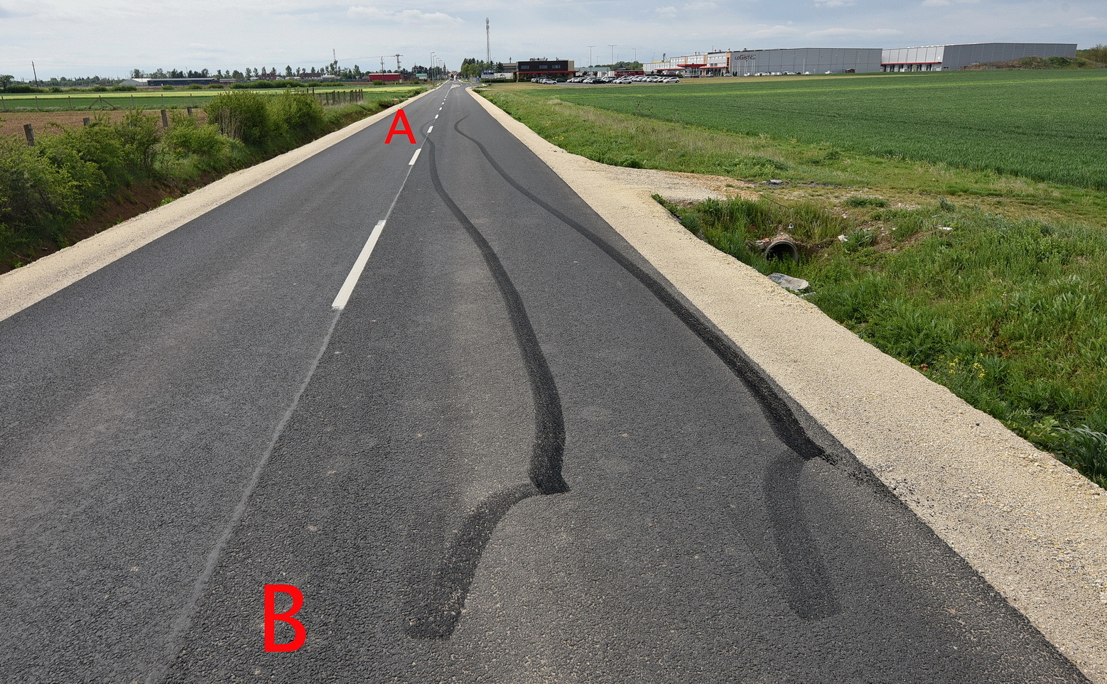 Látványos nyom az aszfalton, de vajon mitől keletkezett?