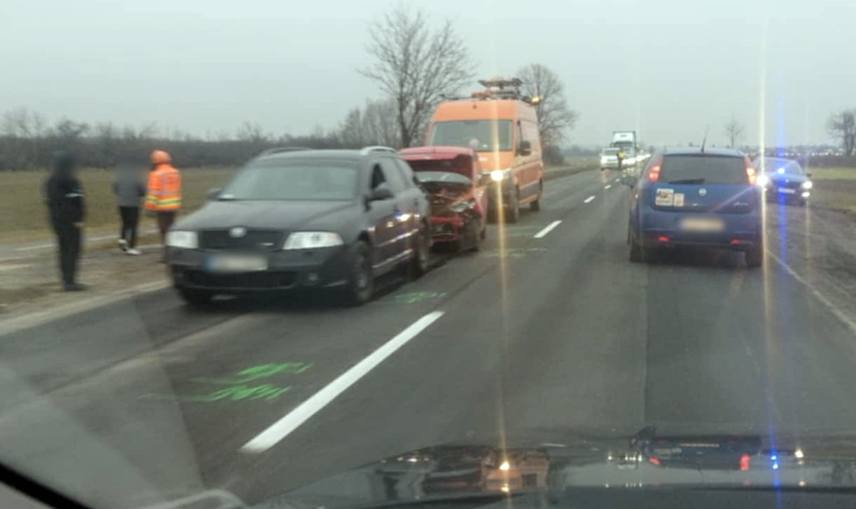 Daihatsu tolta össze a sort a 86-os főúton, Balogunyom és Petőfi-telep között Fotó: Olvasó