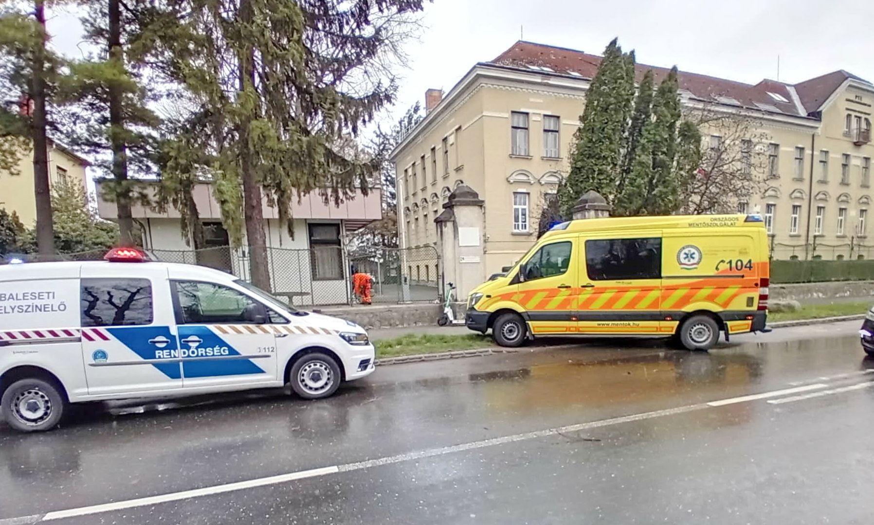 Utast és plakátot is vitt az Audival ütköző rolleres fiatal Szombathelyen - járdán történt a baleset