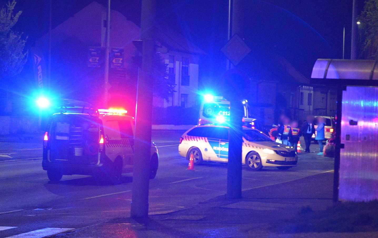 Egy csoportra figyelt az Opel sofőrje, amikor berobbant a szélvédő – súlyosan megsérült az elütött férfi Szombathelyen