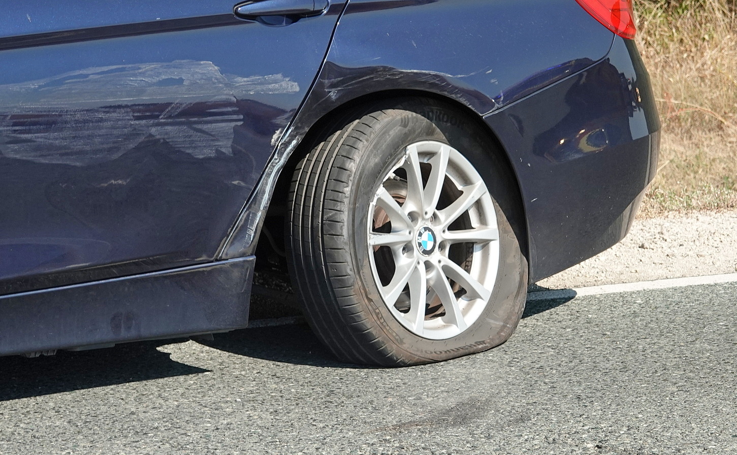 Áttért a felezővonalon és BMW-vel ütközött egy Opel a 87-es főúton - később rosszul lett a melegben az okozó
