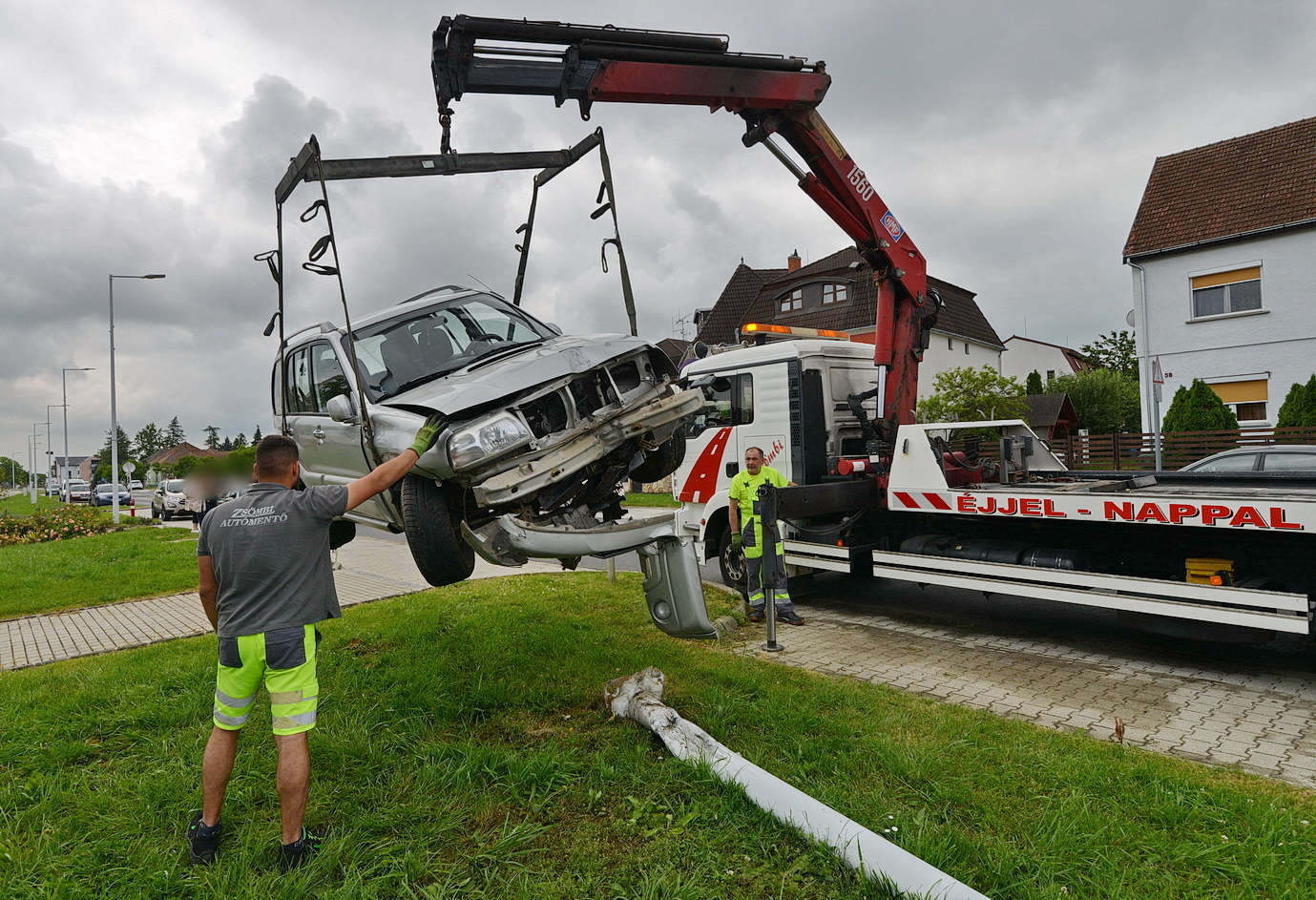 Lámpaoszlopot döntött a vétlen Suzukija Bükön, miután egy Skoda hajtott az oldalába