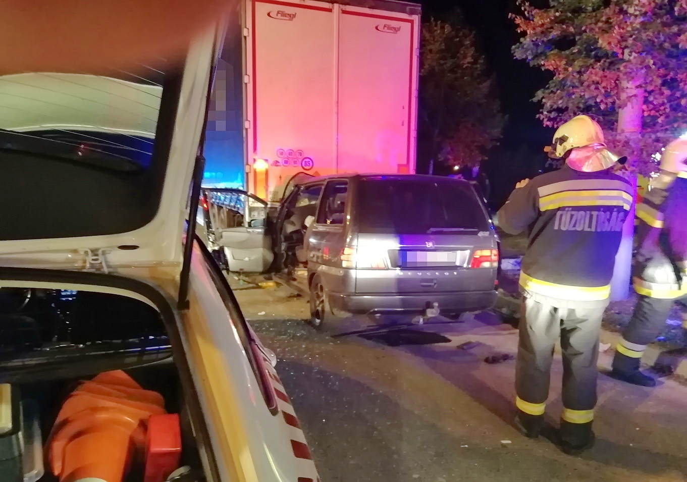 Nyolcan megsérültek Veszprémnél - embercsempész autója ütközött kamionnal és rendőrautóval (Forrás: Veszprém MRFK)