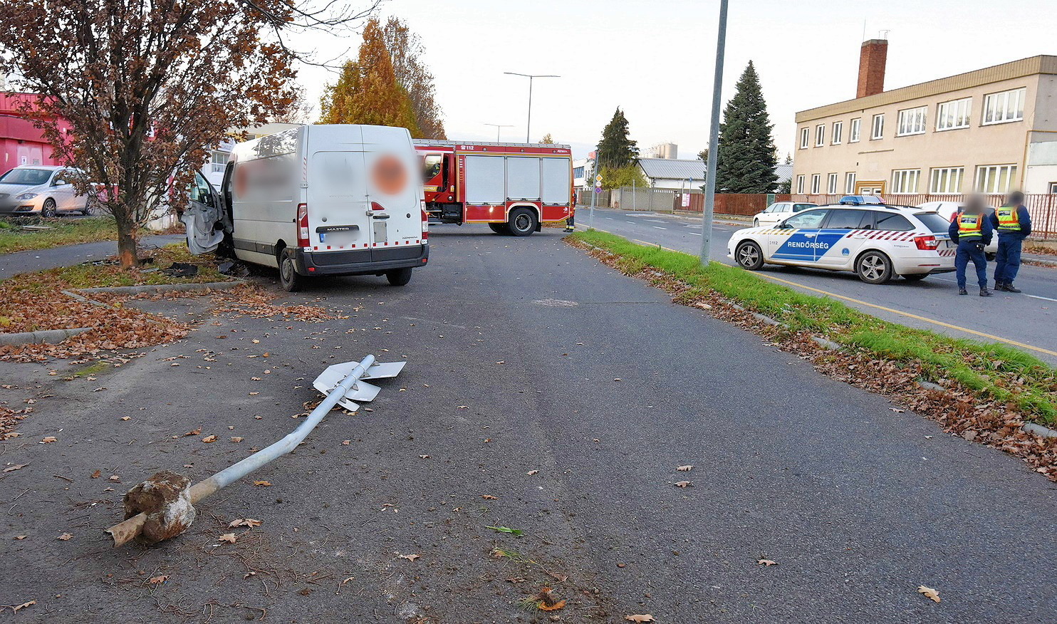 A Renault egy jelzőtáblát is kidöntött