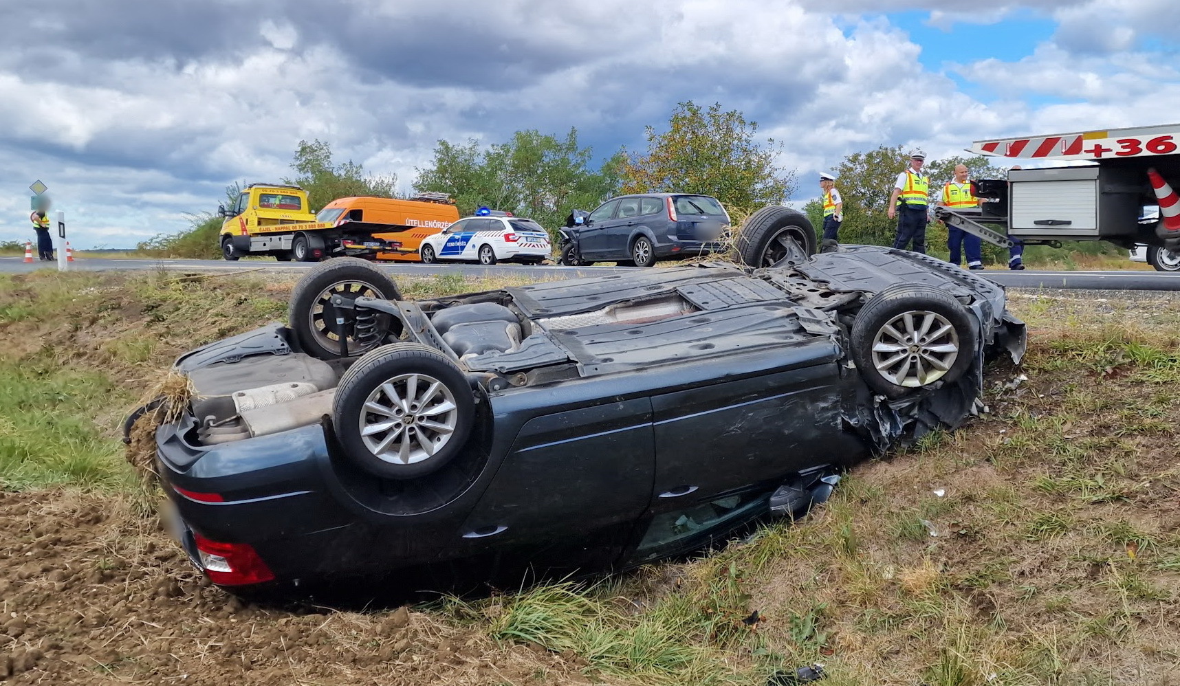 A Skoda vezetője és a hátul utazó kisgyermek szabályosan be volt kötve, karcolásokkal megúszták az esetet