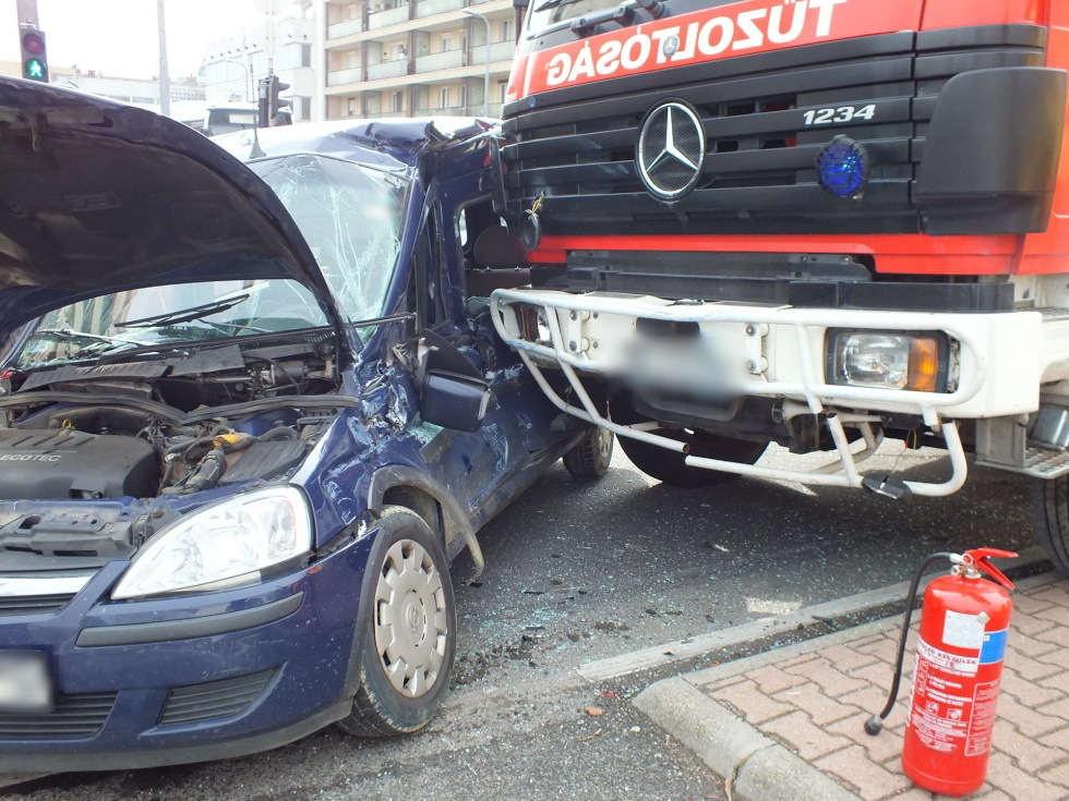 Tűzoltóautó és személyautó ütközött Zalaegerszegen 2.