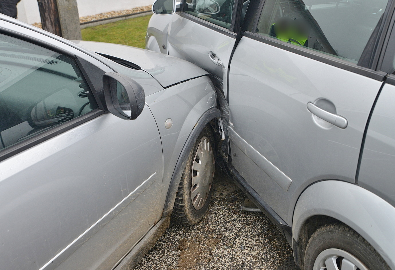 Kocsibeállóról elinduló Audit akart kikerülni az Opel vezetője, de az balra kanyarodott