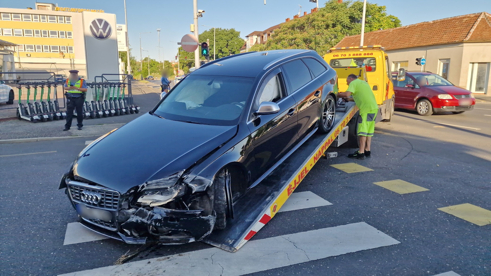 Elvakította a nap a Fiat vezetőjét – falnak lökte a kerékpáros miatt megálló Audit Elvakította a nap a Fiat vezetőjét – falnak lökte a kerékpáros miatt megálló Audit