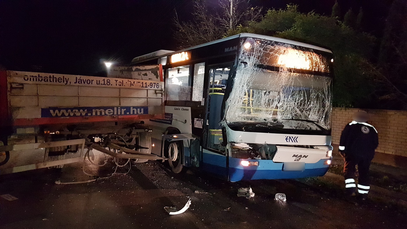 Autóbusz ütközött pótkocsinak Náraiban