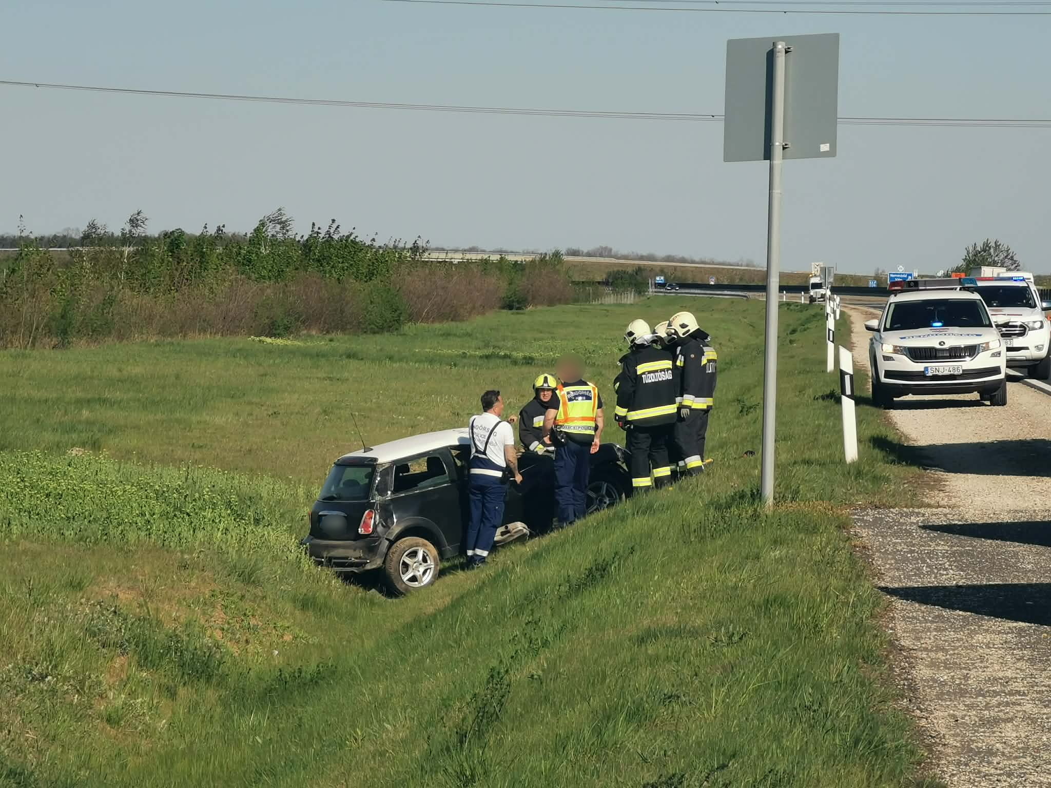 Árokba csapódott egy Mini az M86-os autóúton Vépnél - ketten megsérültek