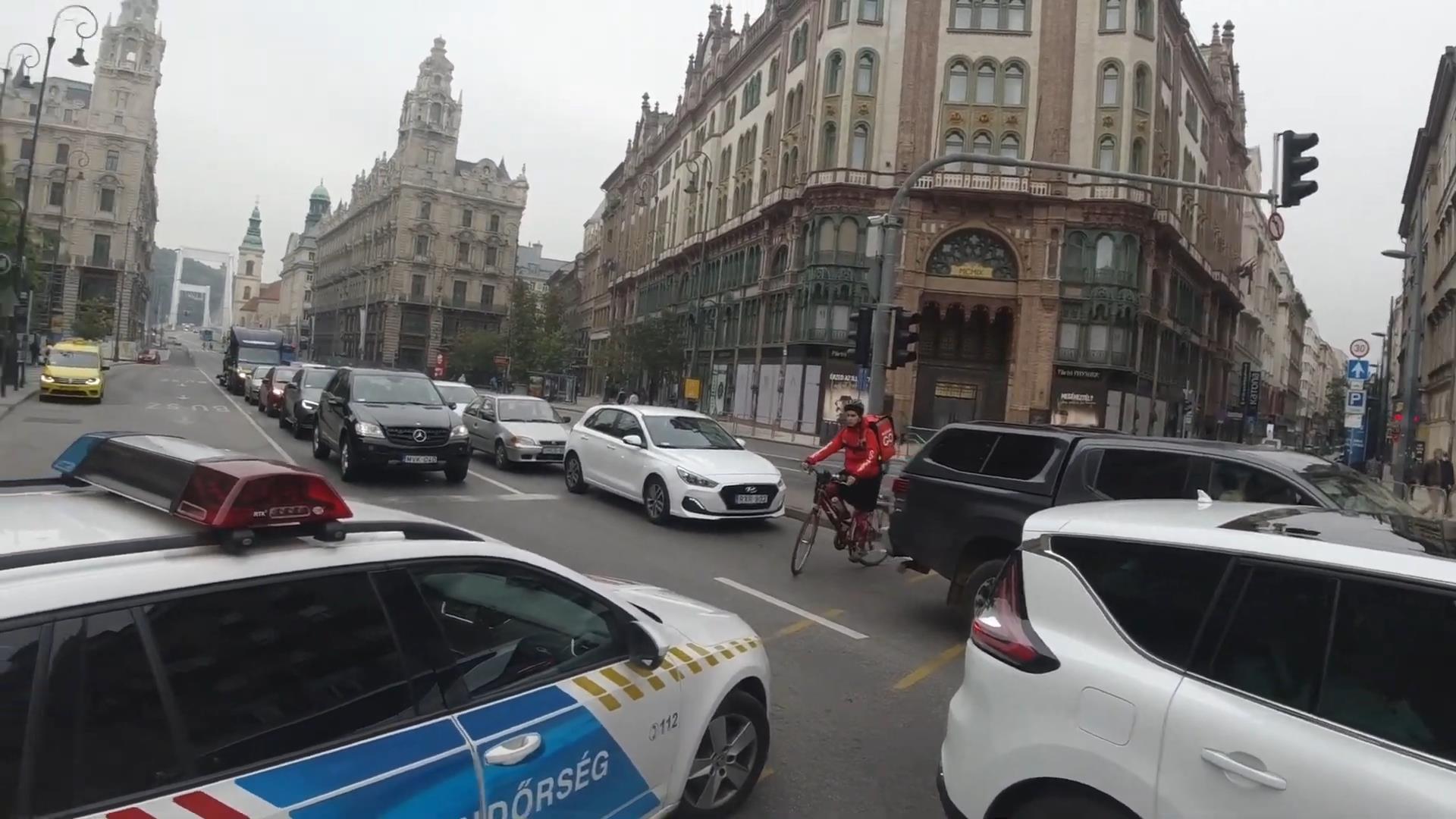 A beragadó járművek miatt várakozni kellett