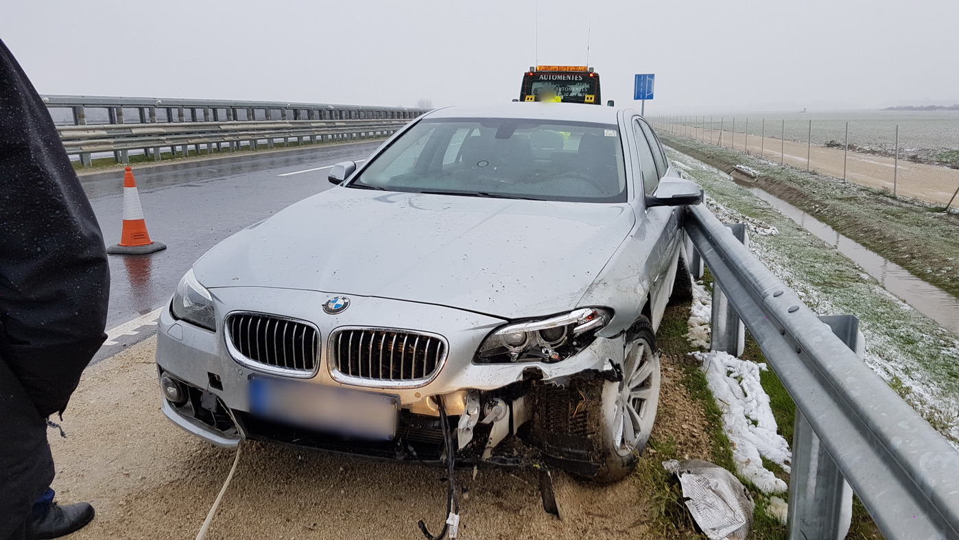 Széllökés okozott újabb balesetet az M86-on