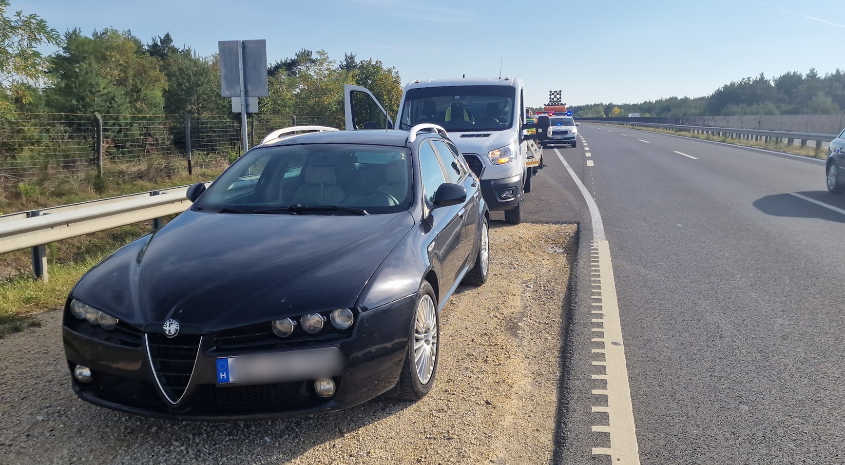 Az Alfa Romeo fiatal vezetője észlelte az általa okozott balesetet és megállt, megvárta a rendőröket