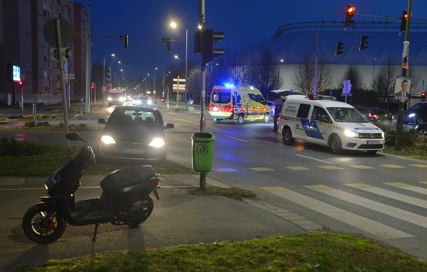 Telezöldnél kanyarodott robogó elé VW-vel egy fiatal sofőr Szombathelyen
