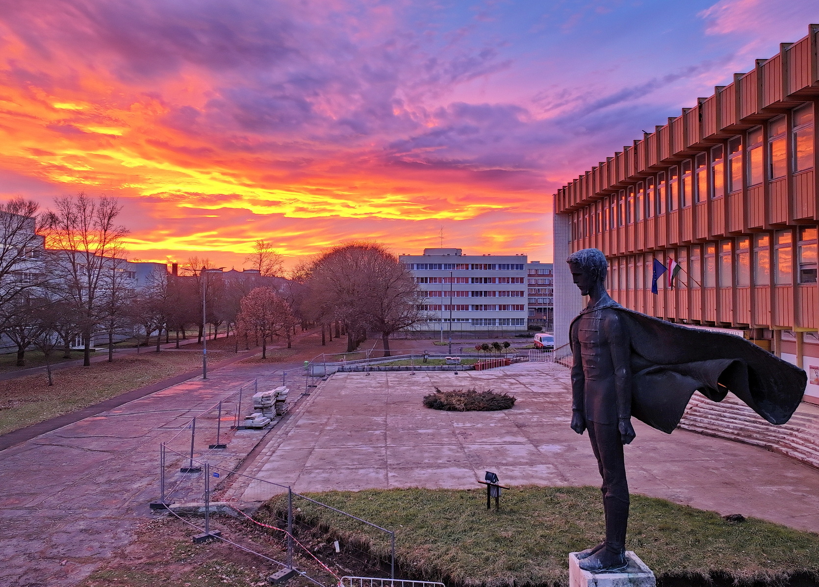 Petőfi Sándor, a lángoló lelkű költő a felújítás alatt álló MMIK előtt Fotó: Tánczos Mihály