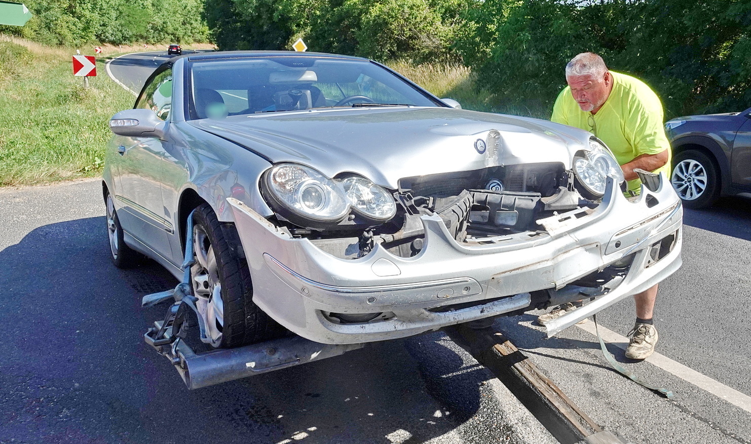 Elaludt a sofőr, oszlopnak hajtott egy Mercedes a 84-es főúton, Sajtoskál közelében